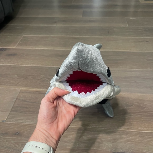 Target kids plush shark hat. NWT - Picture 4 of 4